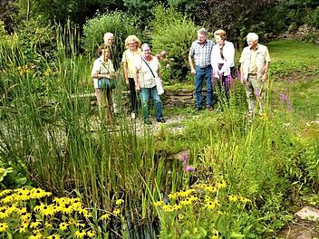 Die Kräuterfreunde aus Kulmbach-Burghaig kamen bei ihrer Exkursion in Stockheim aus dem Staunen nicht mehr heraus. Besonders gefiel ihnen der naturnahe Gartenteich.  Foto: Gerd Fleischmann