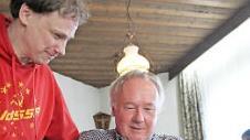 Als erster Michelauer punktete in der neuen Saison Bernd Stammberger (rechts), sein Teamkollege Kurt-Georg Breithut gratulierte zum Sieg. Foto: Häggberg