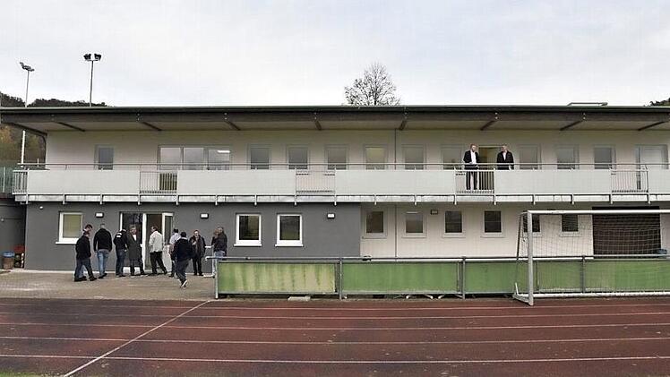 Das sanierte Gebäude am Sportgelände in Königsberg: Es steht nun dem Turnverein Königsberg und den Grundschülern wieder zur Verfügung.  Fotos: Gerold Snater