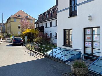 Ab heute in Betrieb: Die Corona-Praxis im Marienhaus, Gustav-Hirschfeld-Ring 1 (vorne rechts). Aufgesucht werden kann die Praxis nach telefonischer Rücksprache mit dem Hausarzt. Geöffnet ist täglich von 8 bis 10 und 15 bis 17 Uhr. Foto: Regiomed