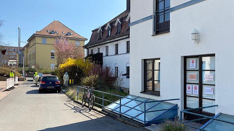 Ab heute in Betrieb: Die Corona-Praxis im Marienhaus, Gustav-Hirschfeld-Ring 1 (vorne rechts). Aufgesucht werden kann die Praxis nach telefonischer Rücksprache mit dem Hausarzt. Geöffnet ist täglich von 8 bis 10 und 15 bis 17 Uhr. Foto: Regiomed