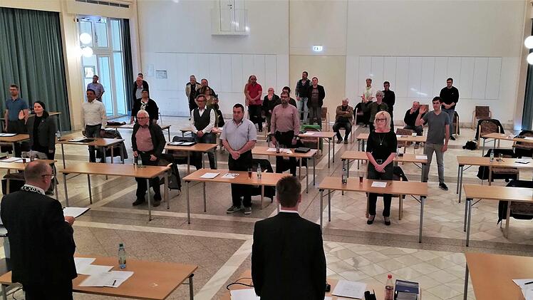 Zur Vereidigung der sechs neuen Gemeinderäte erhoben sich auch alle anderen Gemeinderäte und Gäste im Kursaal.Sigismund von Dobschütz