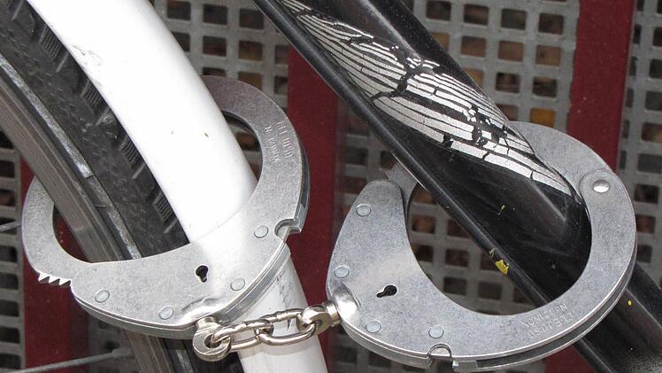 Die Polizei rät, nicht nur die Fahrräder selbst gut zu sichern, sondern auch die Räume, in denen sie gelagert werden, immer abzuschließen. Gerade bei teuren Rädern sollte auch kein ständiger Einblick in die Garage möglich sein.  Foto: Archiv/ Markus Reißenberger