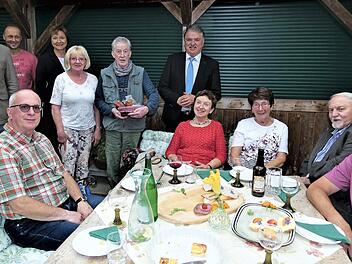 Seinen 80. Geburtstag feierte Günter Wild. Unser Bild zeigt ihn mit seiner Ehefrau Luise, Landrat Klaus Peter Söllner und Bürgermeisterin Anita Sack im Kreise weiterer Gratulanten.