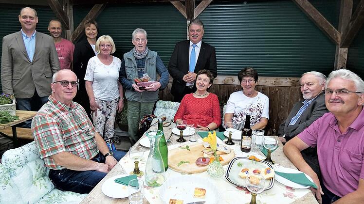 Seinen 80. Geburtstag feierte Günter Wild. Unser Bild zeigt ihn mit seiner Ehefrau Luise, Landrat Klaus Peter Söllner und Bürgermeisterin Anita Sack im Kreise weiterer Gratulanten.