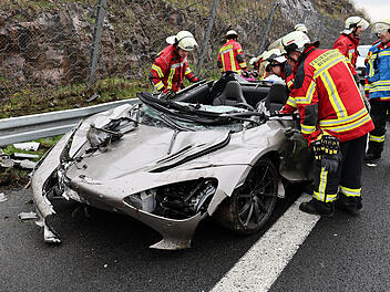 Vater und Sohn bei Unfall mit Sportwagen schwer verletzt