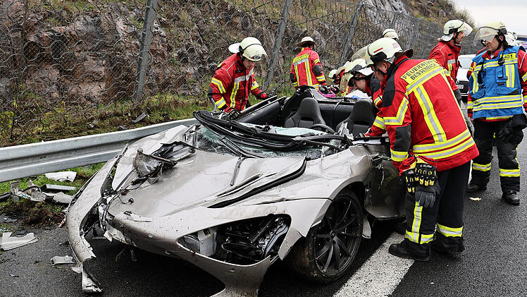 Vater und Sohn bei Unfall mit Sportwagen schwer verletzt