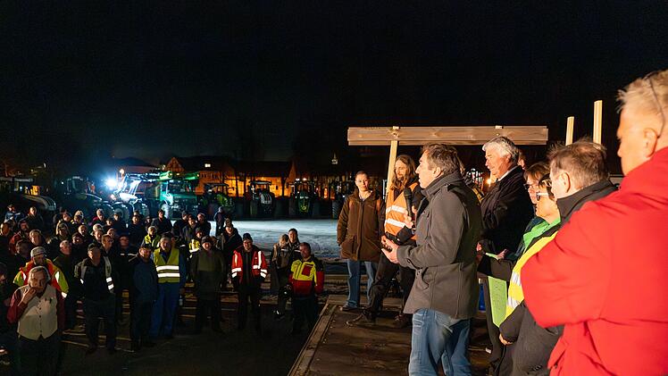 Neustadt: Bauern protestieren gegen Aktion auf Felßners Hof - "sind erbost"