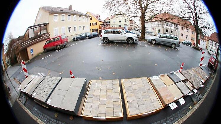 Am Stenayer Platz liegen die verschiedenen Möglichkeiten der Pflasterung bereits aus.  Foto: Dieter Britz