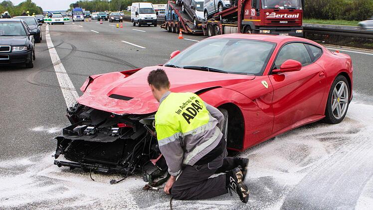 Mit der Bergung des Ferrari waren unter anderem die Polizei, ADAC und Helfer des THW beschäftigt. Foto: News5/Grundmann