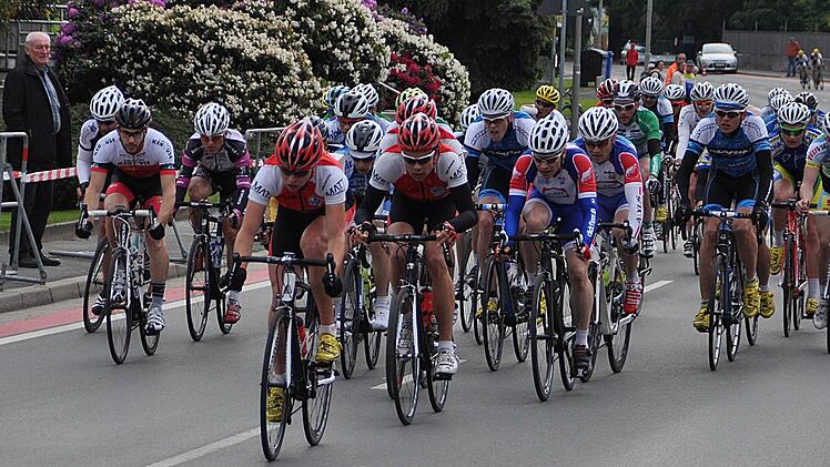Das Feld der Amateure in voller Fahrt: Das Team aus Regensburg (orange Trikots) bringt seinen Kapitän und späteren Sieger Martin Boubal beim Sprint in Position.