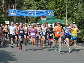 Dichtes Gedränge am Start: Als besonders Schmankerl wurde bei der 10. Auflage sogar ein Halbmarathon angeboten.  Fotos: Roland Meister