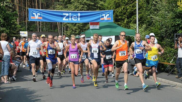 Dichtes Gedränge am Start: Als besonders Schmankerl wurde bei der 10. Auflage sogar ein Halbmarathon angeboten.  Fotos: Roland Meister