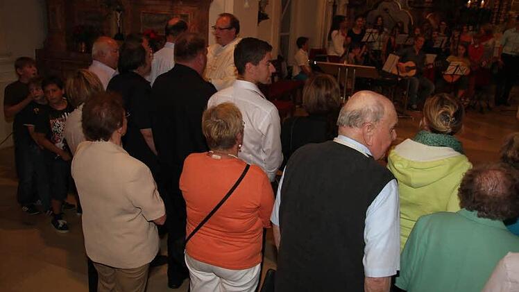 Norbert Förster zelebriert die Hostien-Austeilung - ein feierlicher Moment.