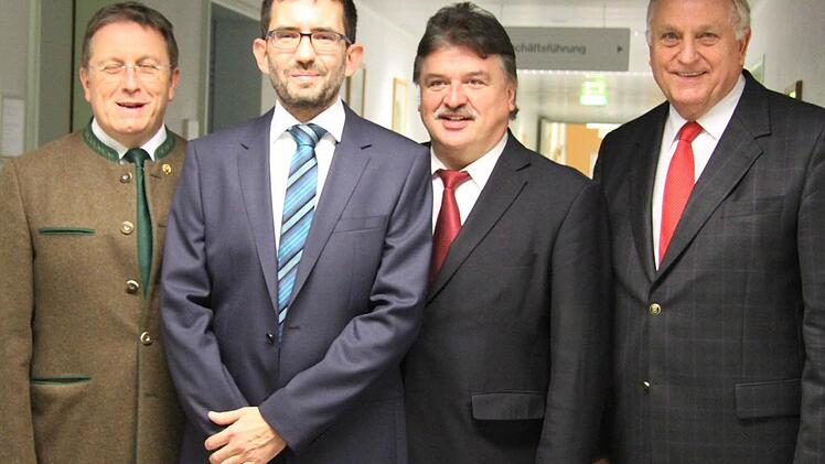 Markus Hirschmann (Zweiter von links) mit (von links) OB Henry Schramm, Landrat Klaus Peter Söllner und Klinikum-Geschäftsführer Herbert Schmidt. Foto: Sonja Adam
