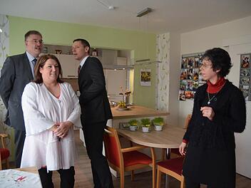 Remental-Vorsitzende Heike Beutnagel (rechts) führt mit Elan Vital Geschäftsführerin Madeleine Heßland den Geschäftsführer der Wohnungsbaugesellschaft des Landkreises Rainer Mayerbacher (links) und Bürgermeister Marco Steiner durch die neuen Räume der Betreuungsgruppe in der Schlesierstraße. Foto: Rainer Lutz