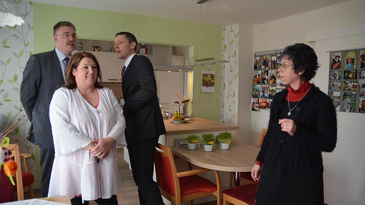 Remental-Vorsitzende Heike Beutnagel (rechts) führt mit Elan Vital Geschäftsführerin Madeleine Heßland den Geschäftsführer der Wohnungsbaugesellschaft des Landkreises Rainer Mayerbacher (links) und Bürgermeister Marco Steiner durch die neuen Räume der Betreuungsgruppe in der Schlesierstraße. Foto: Rainer Lutz