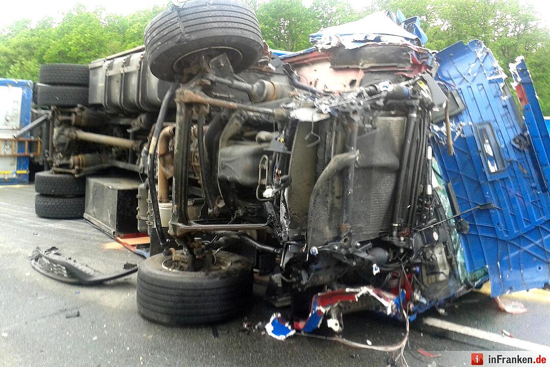 Toedlicher Lkw-Unfall auf der A7 - Schweinetransporter verunglueckt