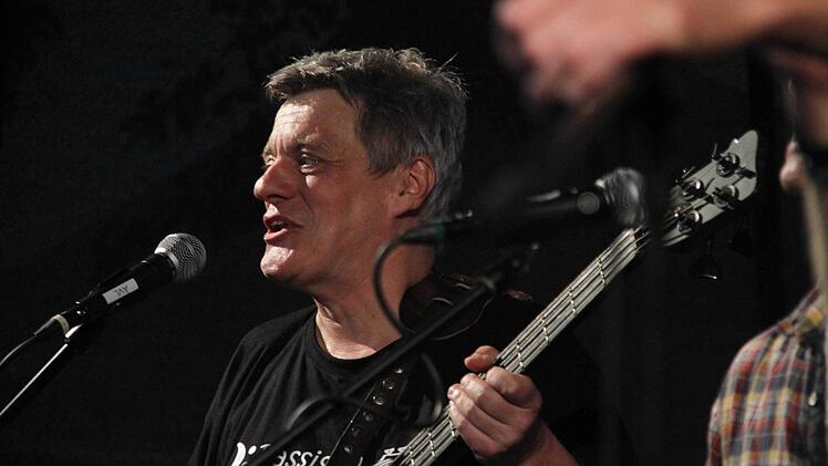 "Bö" am Bass: FT-Redakteur Berhard Panzer rockte beim Altstadtfest am Samstagabend zusammen mit seinen Musikerkollegen von "Tuff Enough" den Schlosshof. Foto: Michael Busch