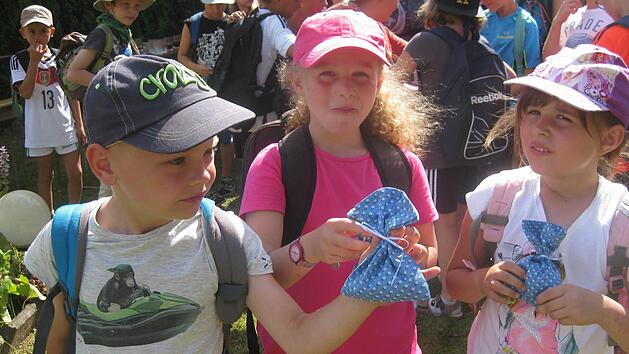 Die Kinder freuten sich &uuml;ber die Dufts&auml;ckchen, die Ursula Andres selbst gefertigt hatte. Foto: privat
