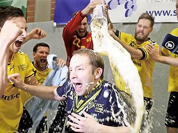 Euphorisch feierte der HSC Coburg den Aufstieg in die Handball-Bundesliga.  Foto: Archiv/Henning Rosenbusch