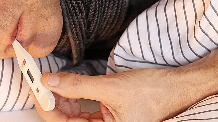 Viele Menschen im Landkreis müssen momentan das Bett hüten, weil sie erkältet sind. Foto: Heike Beudert