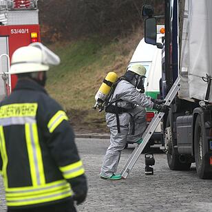 Chemie-Alarm auf der A3 - Feuerwehr sichert Gefahrgut