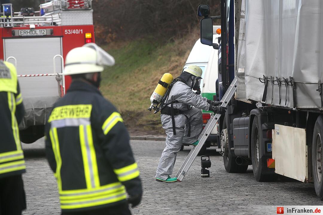 Chemie-Alarm auf der A3 - Feuerwehr sichert Gefahrgut