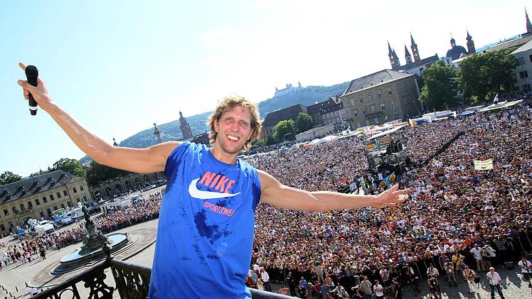 Dirk Nowitzki auf dem Balkon der Residenz in W&uuml;rzburg zwei Wochen nach dem Gewinn des NBA-Meistertitels im Sommer 2011. Foto: Rumpenhorst, dpa