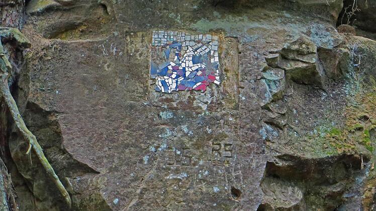 Das Mosaik an der Schwedenschanze hat schon bessere Tage gesehen. Wir suchen nun alte Fotos, die zeigen, was dort eigentlich zu sehen ist. Foto: Erich Olbrich