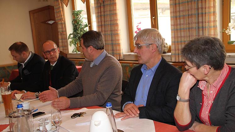 Der Bauernverband hatte die Politik zum Gespräch eingeladen: Das Bild zeigt von links den heimischen CSU-Landtagsabgeordneten Jürgen Baumgärtner, Landrat Christian Meißner, BBV-Kreisobmann Michael Bienlein, BBV-Geschäftsführer Hans Rebelein und Kreisbäuerin Marion Warmuth. Foto: Gerda Völk