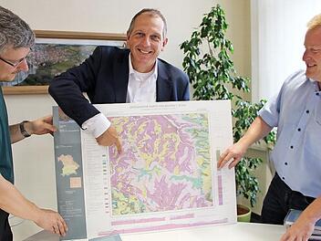 Geologe Sebastian Specht (links) hat die Daten für das neue geologische Kartenblatt Maßbach ermittelt und zusammengeführt. Er überreichte zusammen mit Leitendem Regierungsdirektor Roland Eichhorn (Chef des Geologischen Dienstes) das Kartenwerk an Maßbachs Bürgermeister Matthias Klement (rechts). Foto: Heike Beudert