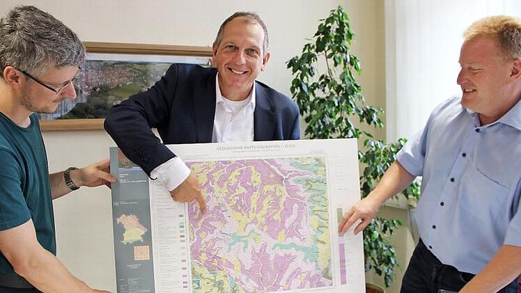 Geologe Sebastian Specht (links) hat die Daten für das neue geologische Kartenblatt Maßbach ermittelt und zusammengeführt. Er überreichte zusammen mit Leitendem Regierungsdirektor Roland Eichhorn (Chef des Geologischen Dienstes) das Kartenwerk an Maßbachs Bürgermeister Matthias Klement (rechts). Foto: Heike Beudert