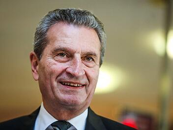 Günther Oettinger (CDU), EU-Kommissar für Haushalt und Personal, findet die Zeitumstellung gar nicht so übel. Foto: Christoph Schmidt/dpa