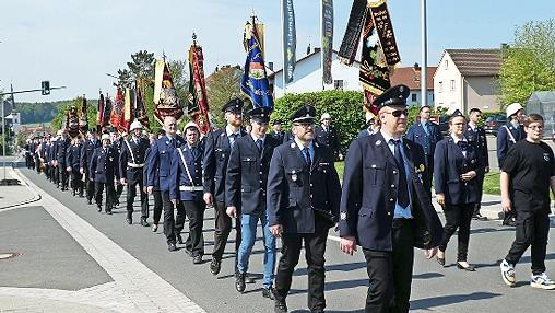 Im Mittelpunkt des Floriansfestes stand der Festzug zum Ehrenmal am Friedhof.