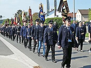 Im Mittelpunkt des Floriansfestes stand der Festzug zum Ehrenmal am Friedhof.