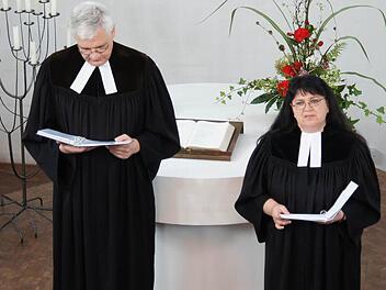Das Ehepaar steht zum letzten Mal am Altar in Hemhofen.  Fotos: Heike Reinersmann