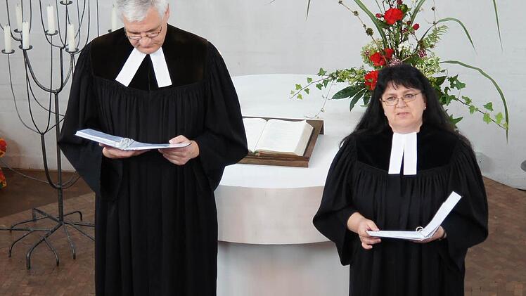Das Ehepaar steht zum letzten Mal am Altar in Hemhofen.  Fotos: Heike Reinersmann