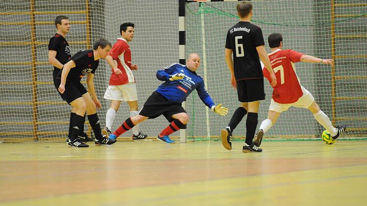 Szene aus dem Spiel des FC Reichenbach (dunkle Trikots) gegen die SpVgg Wartmannsroth.