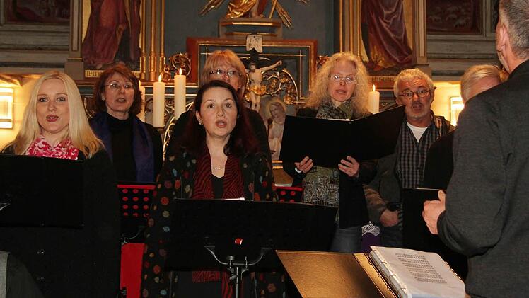 Das Vokalensemble TonArt unter der Leitung von Ingo Hahn präsentierte bei der Gospelnacht ungewohnte Klänge. Doch "Good News", "Jubilate", "Deep river" und "Somebody's knocking at your door" kamen gut an! Foto: Sonja Adam