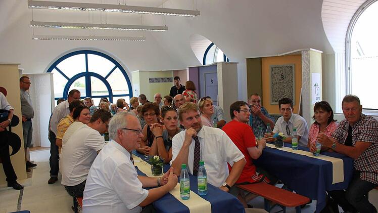 Normalerweise arbeiten und lernen die Auszubildenden der Malerinnung Hassberge in diesem Raum. Am Samstag hatten sich jedoch nicht nur die Azubis und ihre Familien, sondern auch etliche Honoratioren und Meister versammelt um die neuen Räume der Innung ihrer Bestimmung zu übergeben.