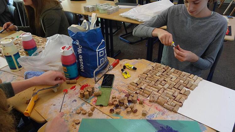 Upcycling: Dass Müll nicht gleich Müll ist, konnten die Schüler der siebten Klassen erfahren. Aus Korken wurden Pinnwände hergestellt.