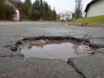 Auch in diesem Punkt drückt die Unternehmer der Schuh: Sie bemängeln den Zustand kommunaler Straßen wie hier in Burgwindheim. Foto: R. Rinklef