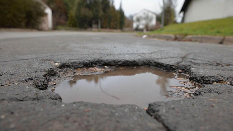 Auch in diesem Punkt drückt die Unternehmer der Schuh: Sie bemängeln den Zustand kommunaler Straßen wie hier in Burgwindheim. Foto: R. Rinklef