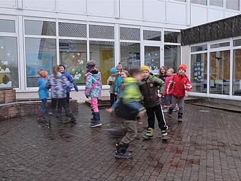 Grundschüler freuen sich in der Pause ausgelassen über den Schneefall: Vielleicht kommt die Grundschule Dittlofsroda in den Genuss einer Förderung für energetische Maßnahmen. Foto: Gerd Schaar