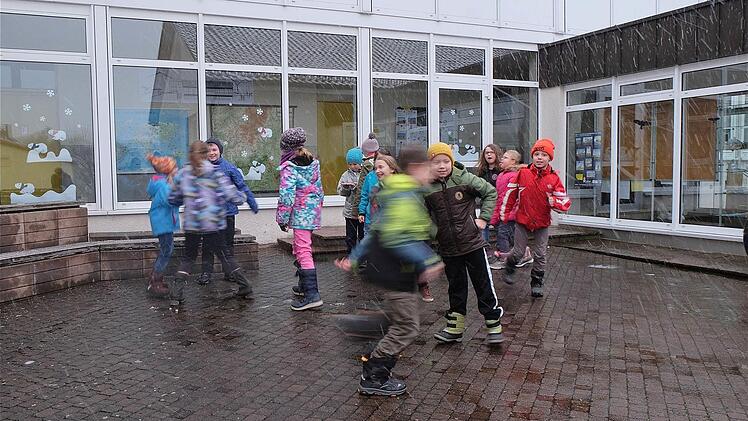 Grundschüler freuen sich in der Pause ausgelassen über den Schneefall: Vielleicht kommt die Grundschule Dittlofsroda in den Genuss einer Förderung für energetische Maßnahmen. Foto: Gerd Schaar