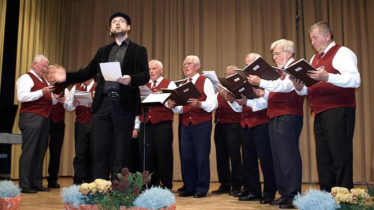 Sascha Reimann hatte seien Männerchor Oberrodach im Griff und glänzte als Solist. Foto: Susanne Deuerling