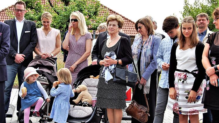 Herbert Neders Witwe Maria (Mitte) im Kreis ihrer Familie. Foto: Sigismund von Dobschütz