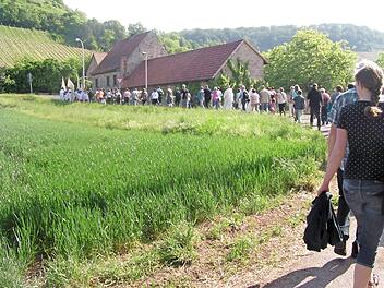 Lang war die Bittprozession durch die Fluren, hier bei Ziegelanger.