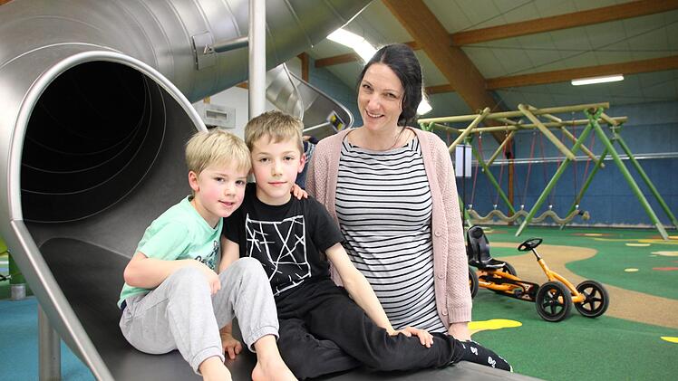Tanja Heerd nutzt mit ihren Söhnen Liam (links) und Lennox die letzte Woche der hessischen Weihnachtsferien für einen kurzen Urlaub in Bad Kissingen. Benedikt Borst
